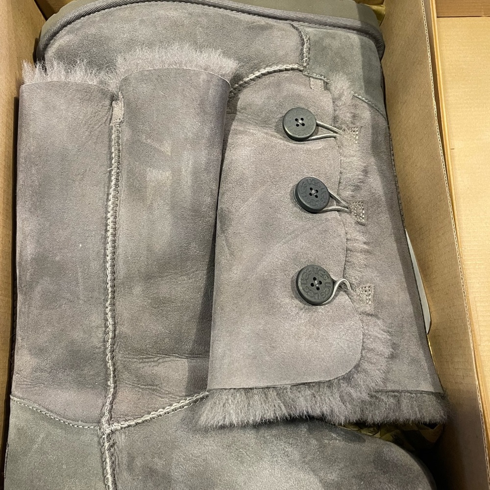 **NEW IN BOX** Ugg Bailey Triplet Grey